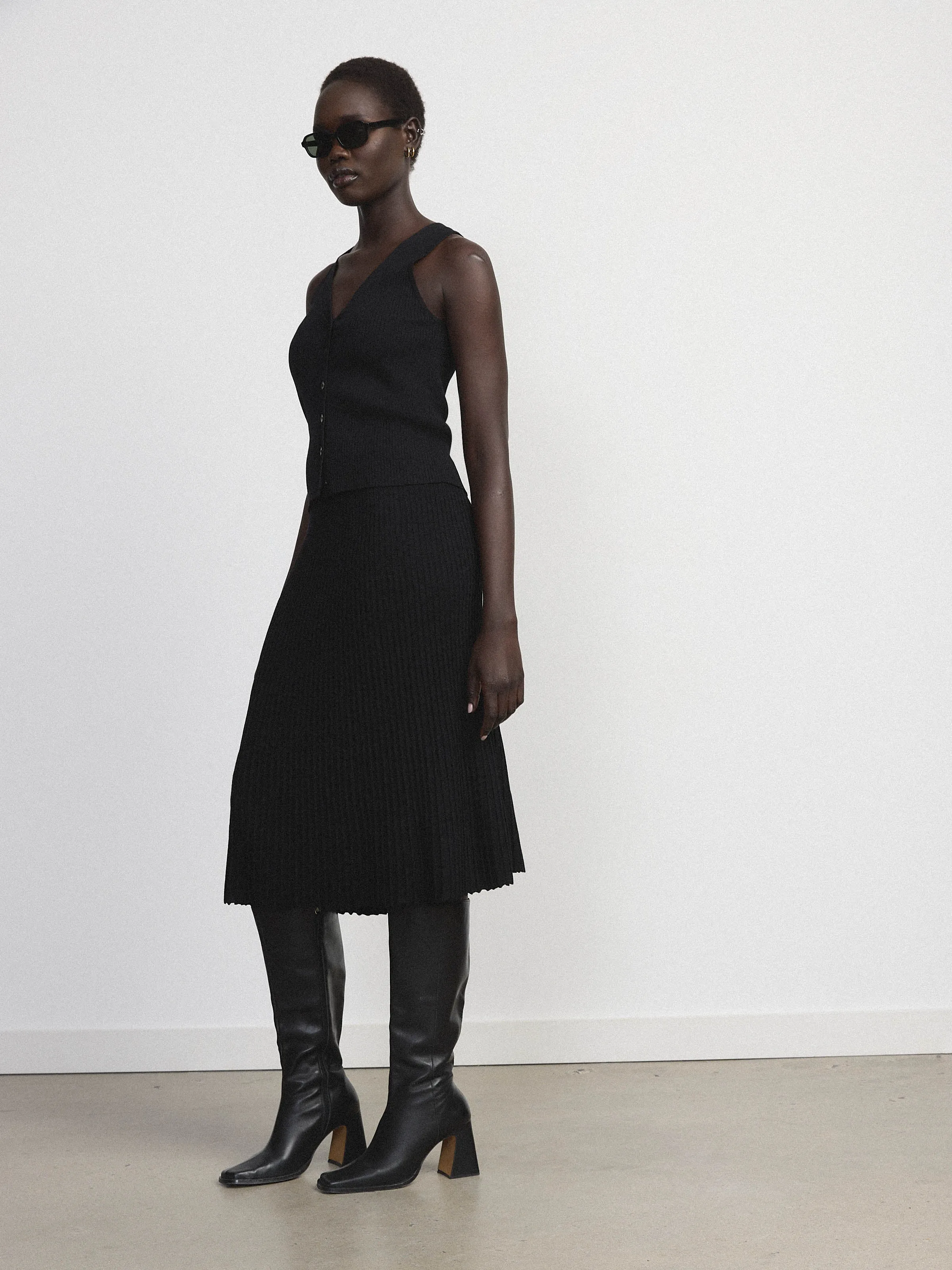 The Ribbed Midi Skirt in Black