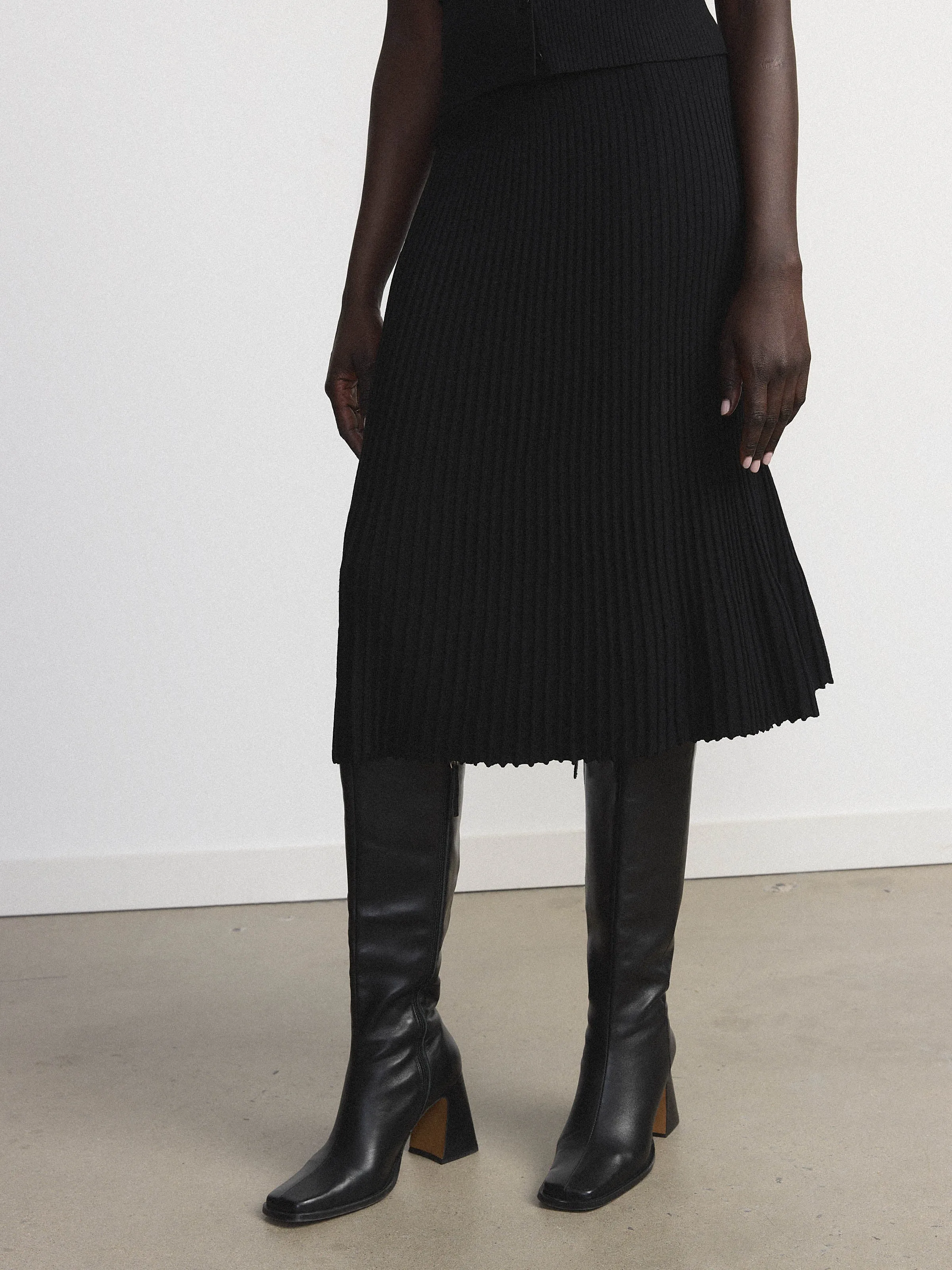 The Ribbed Midi Skirt in Black