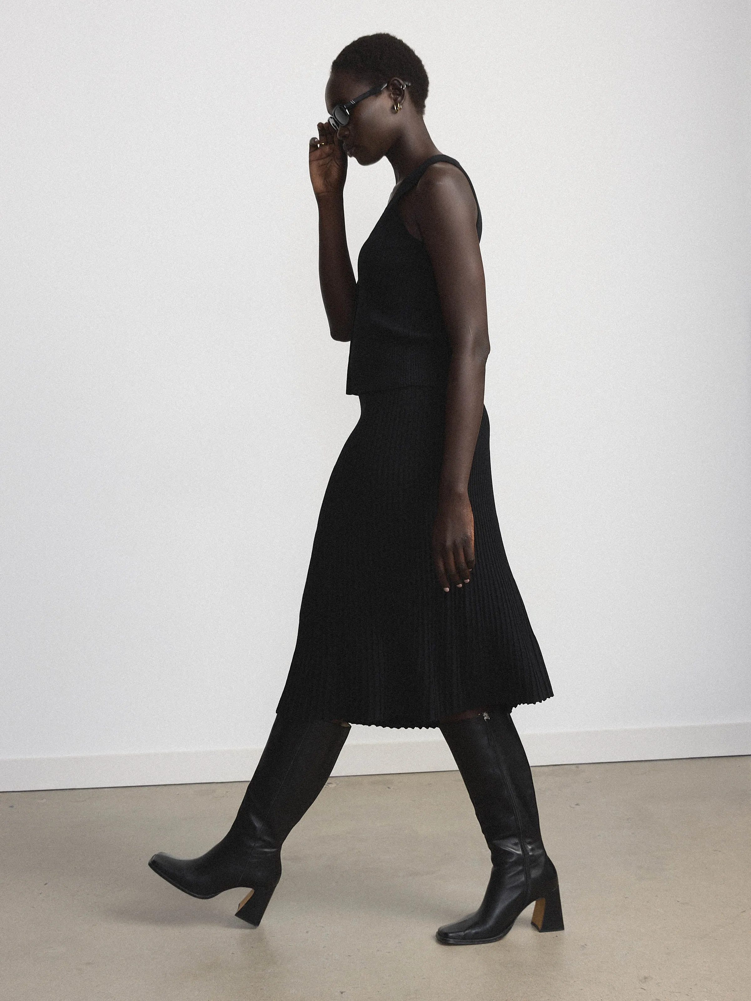 The Ribbed Midi Skirt in Black